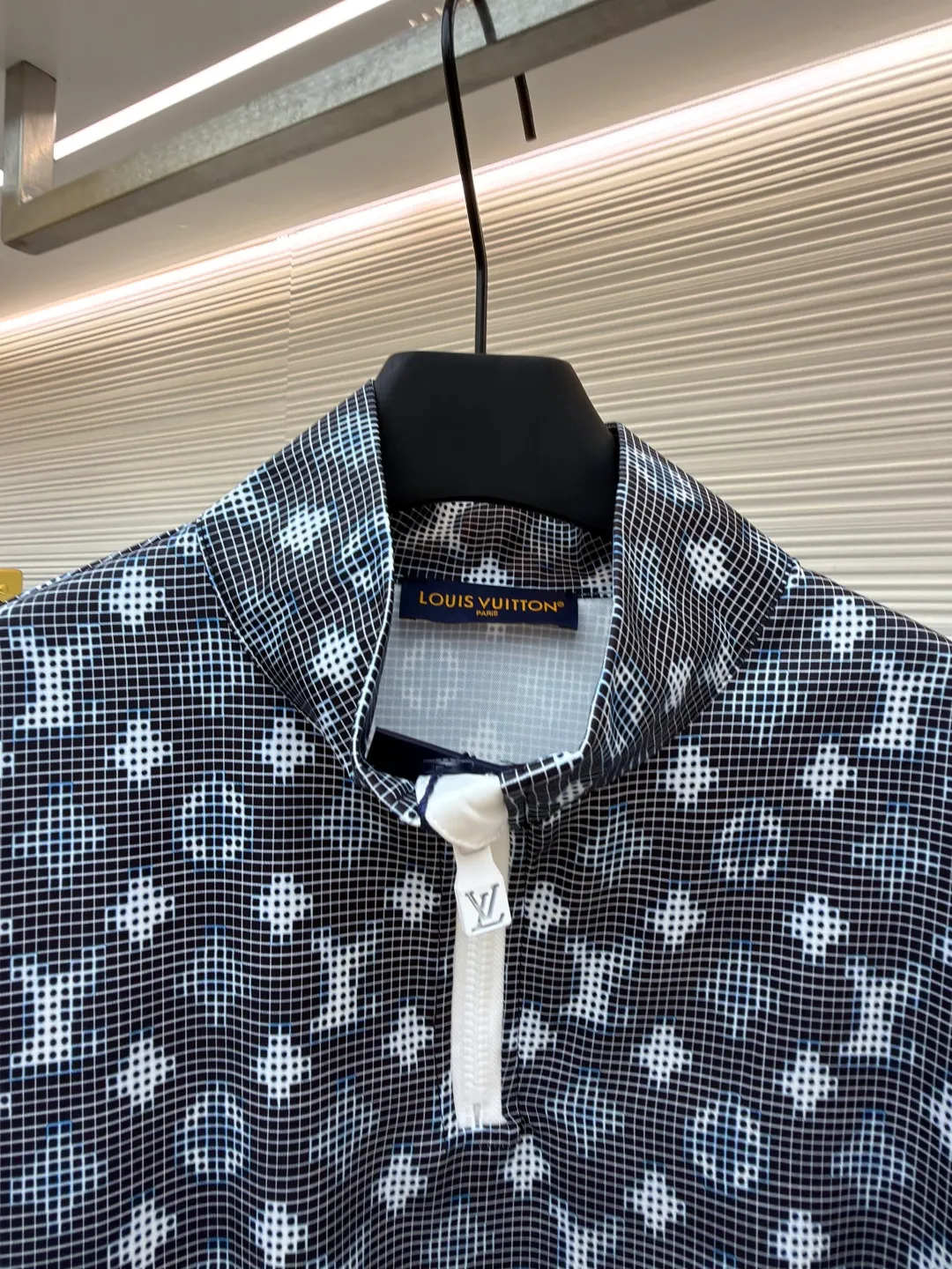 LOUIS VUITTON SKI ski series long-sleeved zipper closure design T-shirt ●Original version: Purchased and developed by 10239 ●Item number: 1681632-A55 ●Fabric: cotton fabric ●Technology: printing production ●Version: fitted version ●Weight: about 300 grams ●Size: S-M-L-XL ●Description: Stand-up collar design with half-zip closure, neat and stylish to wear. The body of the garment adopts digital printing technology, with clear and three-dimensional patterns and exquisite details. The splicing between the front and back pieces adopts flat-turn open-stitching technology, the stitching is even and neat, and the lines are clear and smooth. The ribbed design on the hem and cuffs is both windproof and warm and can modify your figure. The entire top embodies Louis Vuitton's ultimate pursuit of quality and craftsmanship from fabric selection, tailoring to detail processing. It not only retains the elegant style of classic items, but also incorporates modern design language, making it suitable for various occasions and showing a low-key and luxurious fashion attitude. The overall wiring is straight and delicate, the fabric is comfortable and soft, and the color is consistent without color difference. It can be matched with the same style to create a fashionable look and control various occasions. Customized accessories, complete with three standards, same style for men and women!